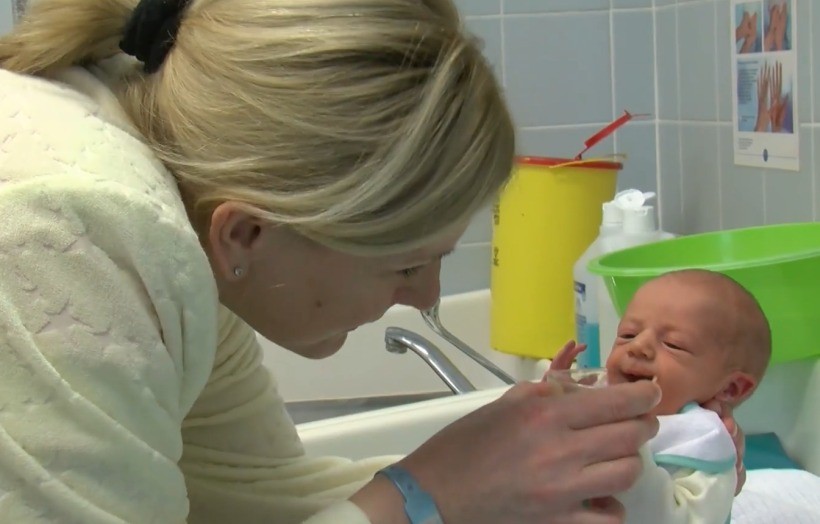 Koraszülött baba helyes táplálása szoptatás fejés anyatej itatás